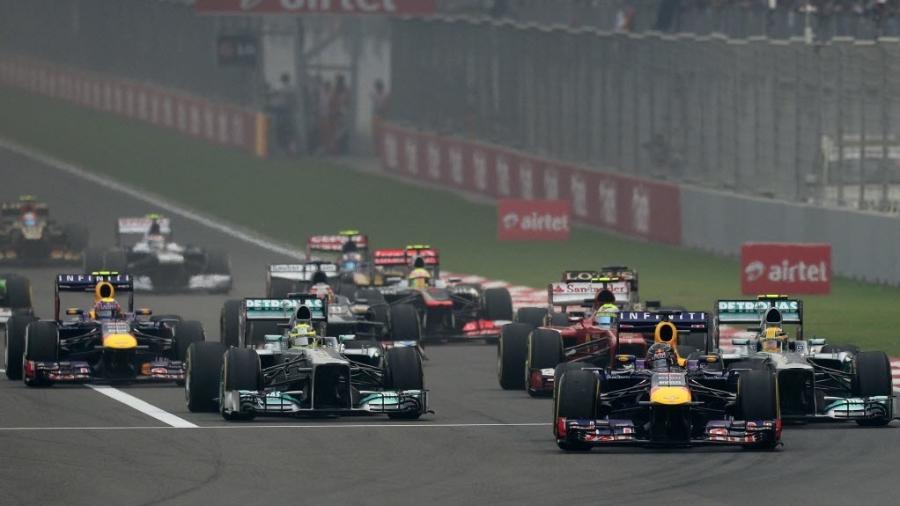 27.out.2013 - Brasileiro Felipe Massa saltou da quinta para a segunda posição ainda na primeira volta do GP da Índia - Manan Vatsyayana / AFP