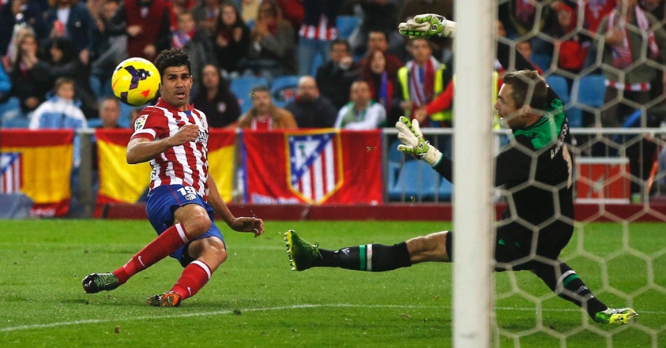 27.out.2013 - Diego Costa marca um dos cinco gols da vitória do Atlético de Madri contra o Betis