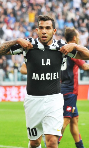 27.out.2013 - Tevez faz homenagem a "La Maciel", bairro pobre de Buenos Aires, após marcar pela Juventus no Italiano