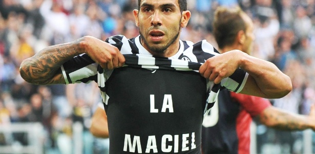 Tevez faz homenagem a La Maciel, bairro pobre de Buenos Aires, após marcar pela Juventus, no Italiano - ANDREA DI MARCO/EFE