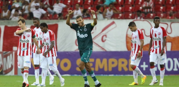 Amaral comemora após marcar o segundo gol do Goiás contra o Náutico - Otavio de Souza/AGIF