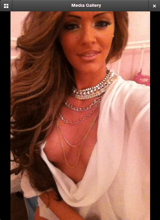 Roxanne Jeffers, modelo inglesa, é apresentadora de um canal pornô e revelou ter saído com Ashley Cole, do Chelsea e da seleção inglesa - Reprodução/Twitter