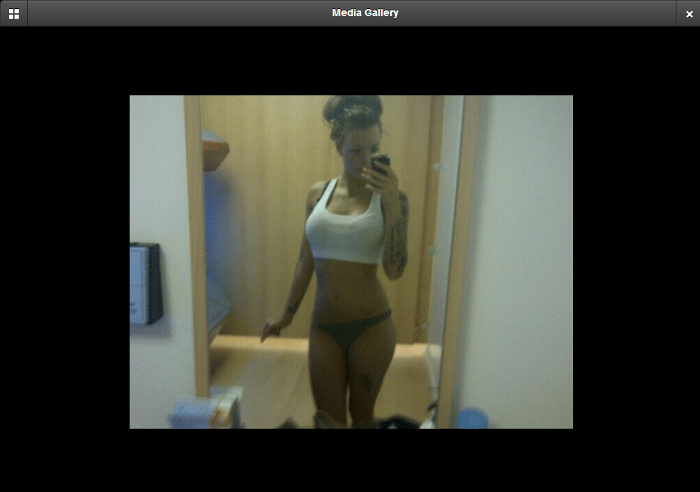 Roxanne Jeffers, modelo inglesa, é apresentadora de um canal pornô e revelou ter saído com Ashley Cole, do Chelsea e da seleção inglesa - Reprodução/Twitter