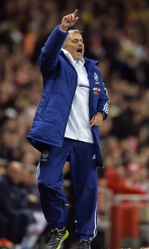 29.out.2013 - José Mourinho orienta o Chelsea no duelo contra o Arsenal, pela Copa da Liga Inglesa