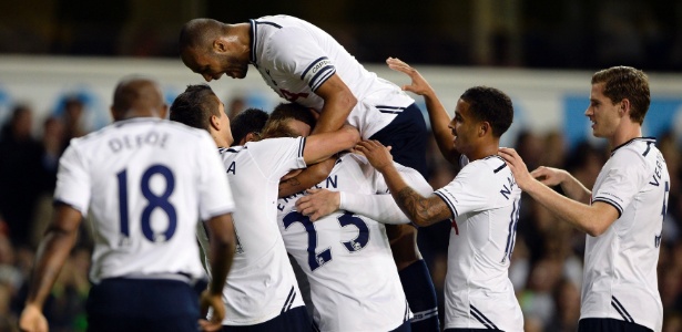 Jogadores do Tottenham comemoram gol de Sigurdsson diante do Hull City, pela Copa da Liga Inglesa - REUTERS/Dylan Martinez