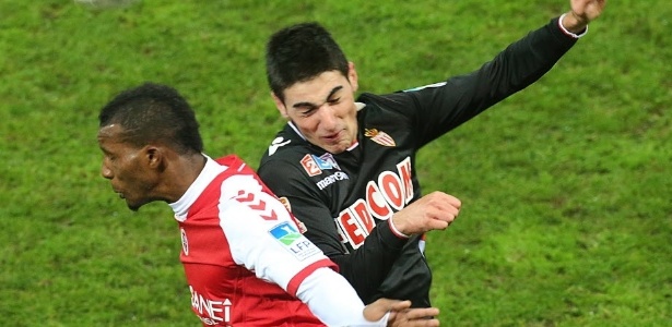 Odair Fortes (esq.), do Reims, disputa bola com Menendez, do Monaco - AFP PHOTO FRANCOIS NASCIMBENI