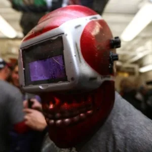 30.out.2013 - Jogadores do Boston Red Sox celebram mascarados e com champanhe a conquista da MLB, a liga de beisebol dos EUA; foi o 1° título da franquia em casa desde 1918 - Elsa/Getty Images/AFP