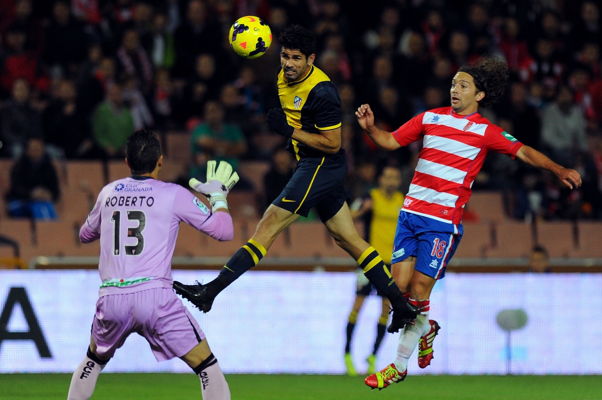 31.out.2013 - Atacante Diego Costa, do Atlético de Madri, cabeceia a bola na partida contra o Granada, pelo Campeonato Espanhol - JORGE GUERRERO/AFP PHOTO