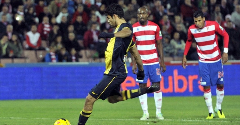 31.out.2013 - Diego Costa cobra pênalti que abriu o placar para o Atlético de Madri contra o Granada