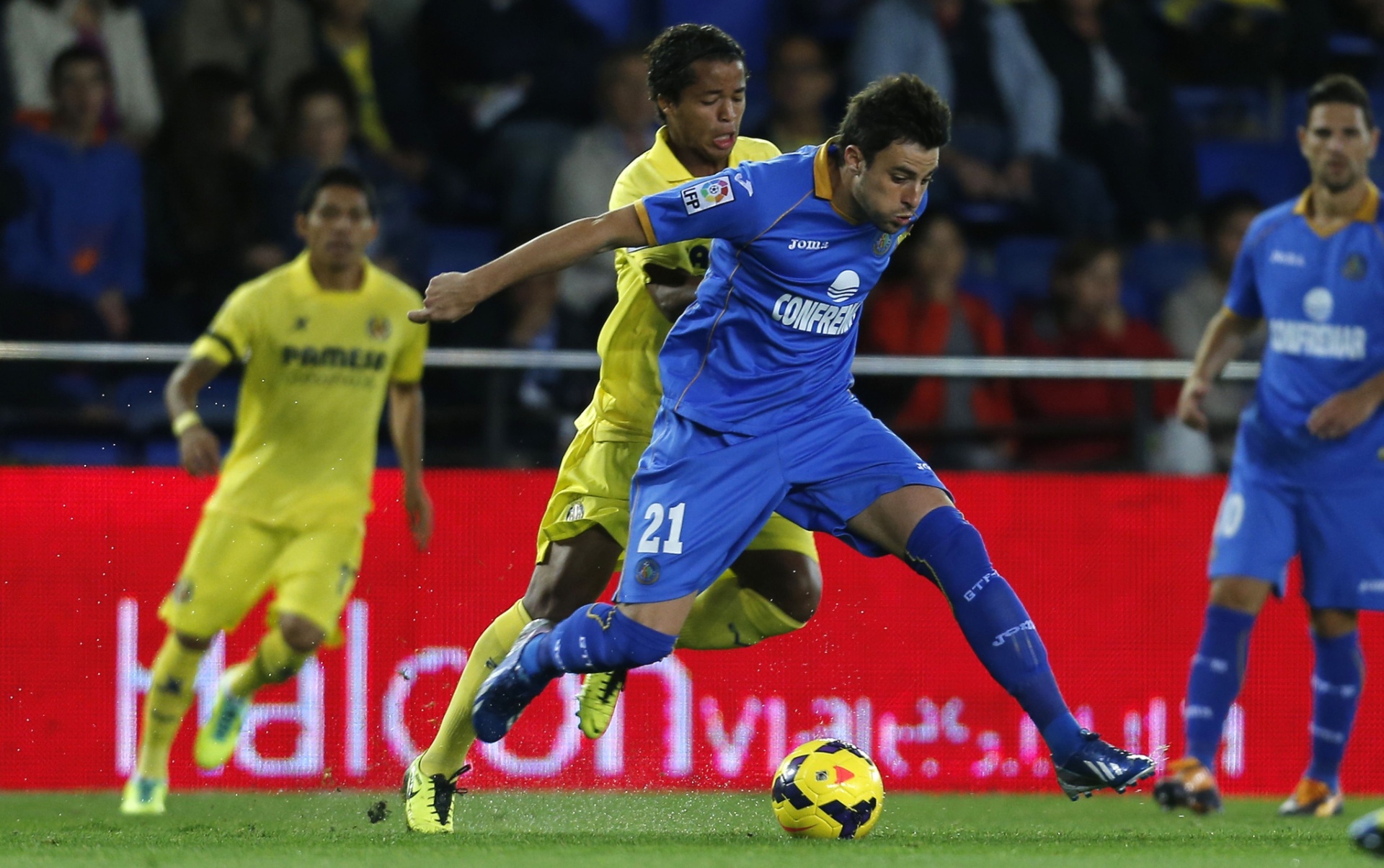 31.out.2013 - Giovani dos Santos, do Villarreal, disputa a bola com Michel, do Getafe, pelo Campeonato Espanhol - JOSE JORDAN/AFP PHOTO