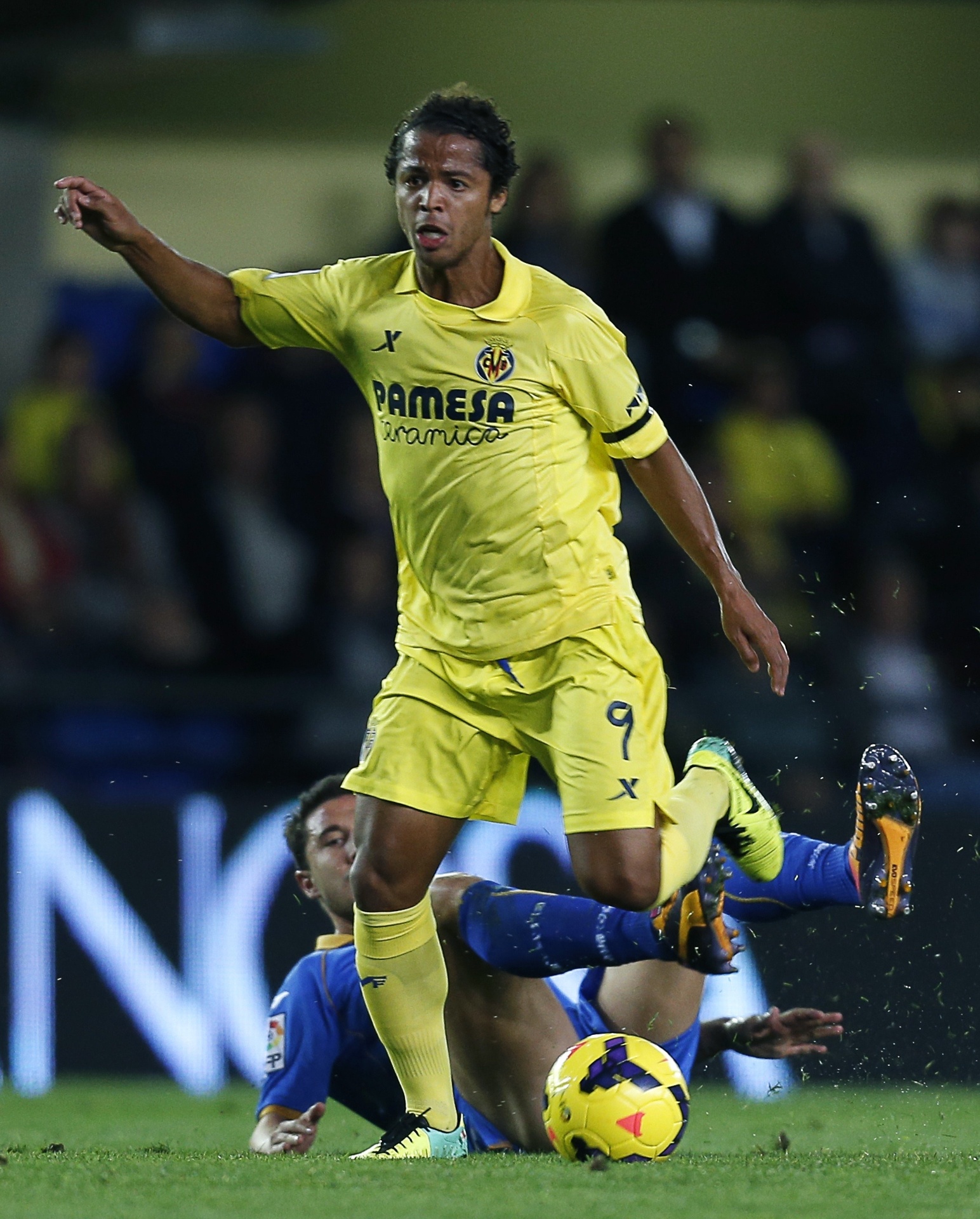 31.out.2013 - Giovani dos Santos, do Villarreal, passa pela marcação de Jaime Gavilán pelo Campeonato Espanhol - JOSE JORDAN/AFP PHOTO