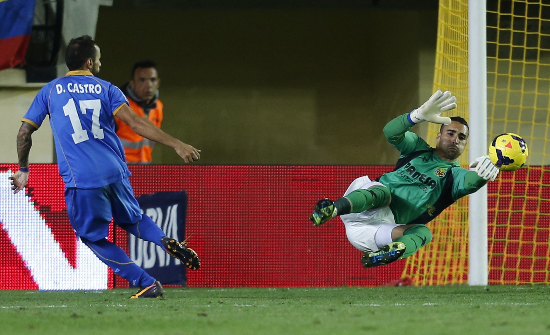 31.out.2013 - Goleiro do Villarreal faz a defesa após finalização de Diego Castro, do Getafe, pelo Campeonato Espanhol - JOSE JORDAN/AFP PHOTO