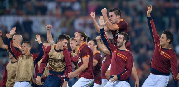 Jogadores da Roma comemoram gol de Borriello e décima vitória em dez jogos  - Filippo MONTEFORTE/AFP PHOTO