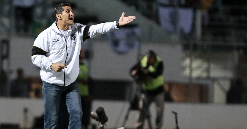 31.out.2013 - Jorginho, técnico da Ponte Preta, orienta a equipe no jogo contra o Velez pela Sul-Americnana
