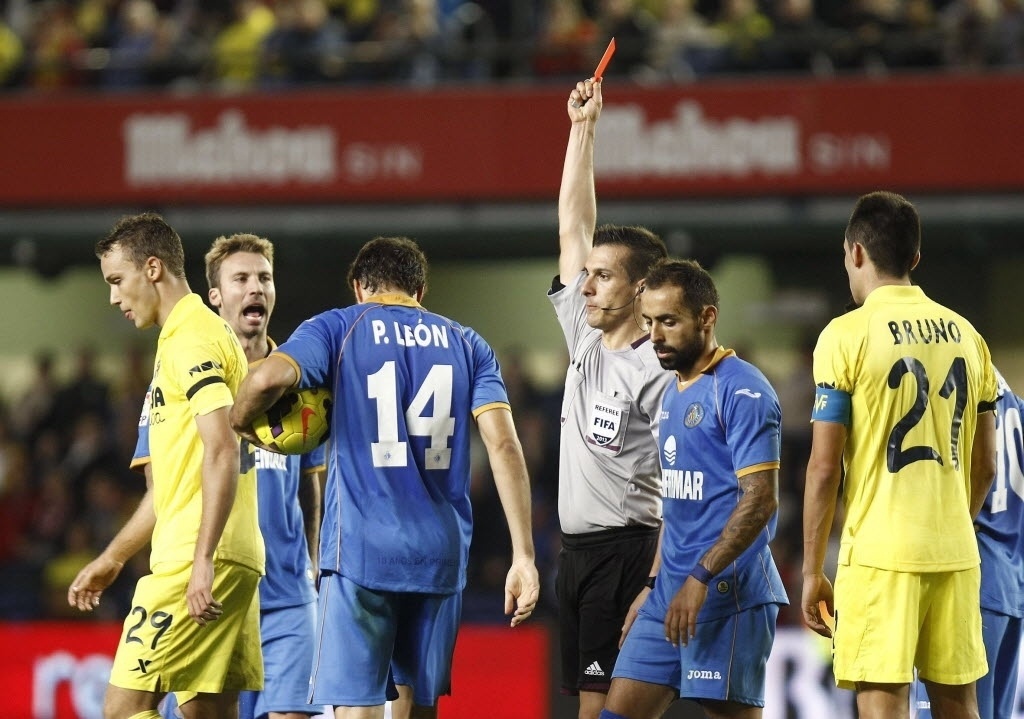 31.out.2013 - Pablo Iñíguez, defensor do Villarreal é expulso pelo árbitro na partida contra o Getafe pelo Campeonato Espanhol - Domenech Castelló/EFE