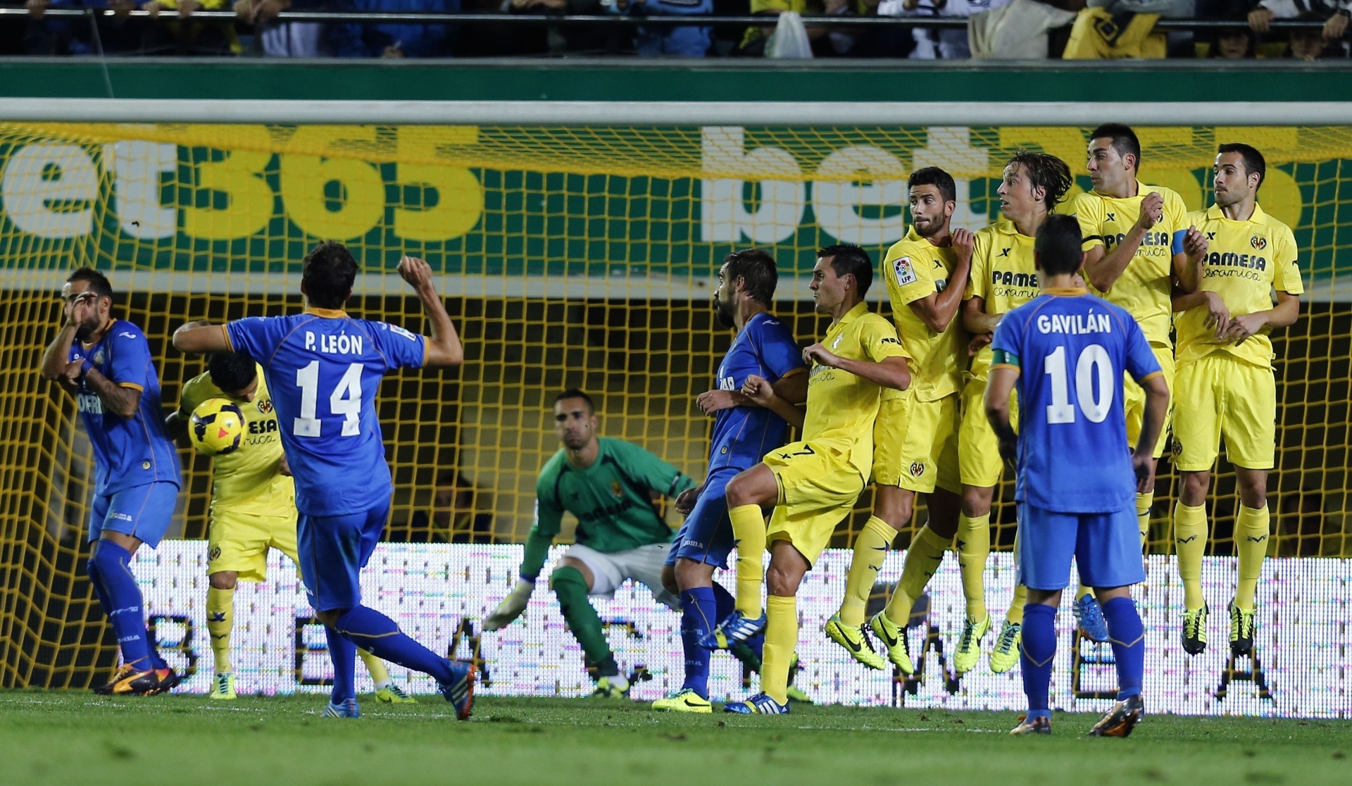 31.out.2013 - Pedro León, do Getafe, cobra falta na partida contra o Villarreal pelo Campeonato Espanhol - AFP PHOTO/ JOSE JORDAN