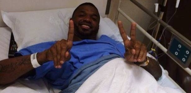 Felipe celebra vitória do Flamengo sobre o Goiás em quarto de hospital onde passou por cirurgia no joelho - Divulgação