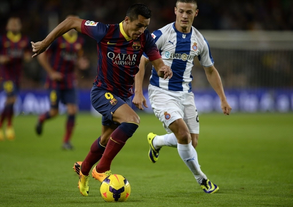 01.11.13 - Alexis Sánchez faz jogada no clássico entre Barcelona e Espanyol - LLUIS GENE/AFP PHOTO