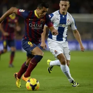 01.11.13 - Alexis Sánchez faz jogada no clássico entre Barcelona e Espanyol - LLUIS GENE/AFP PHOTO