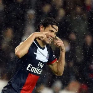 01.11.13 - Cavani comemora seu gol pelo PSG contra o Lorient após passe de Lucas em jogo do Campeonato Francês - LIONEL BONAVENTURE/AFP PHOTO