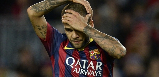 Daniel Alves ficou irritado com a demora do Barça para realizar uma oferta - LLUIS GENE/AFP PHOTO