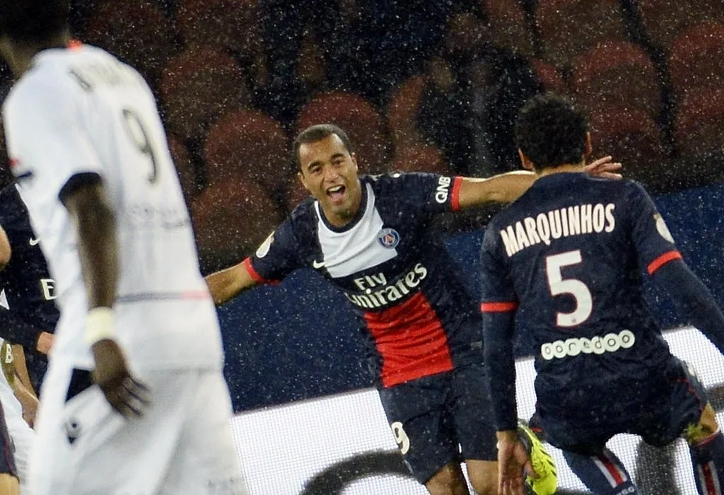 01.11.13 - Lucas comemora gol do PSG com o brasileiro Marquinhos no jogo contra o Lorient pelo Campeonato Francês - AFP PHOTO / FRANCK FIFE