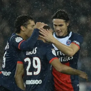 01.11.13 - Lucas é abraçado por Marquinhos e Cavani após fazer gol para o PSG contra o Lorient pelo Campeonato Francês - LIONEL BONAVENTURE/AFP PHOTO