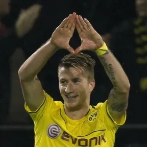 01.11.13 - Marco Reus comemora gol do Dortmund contra o Stuttgart pelo Campeonato Alemão - REUTERS/Ina Fassbender