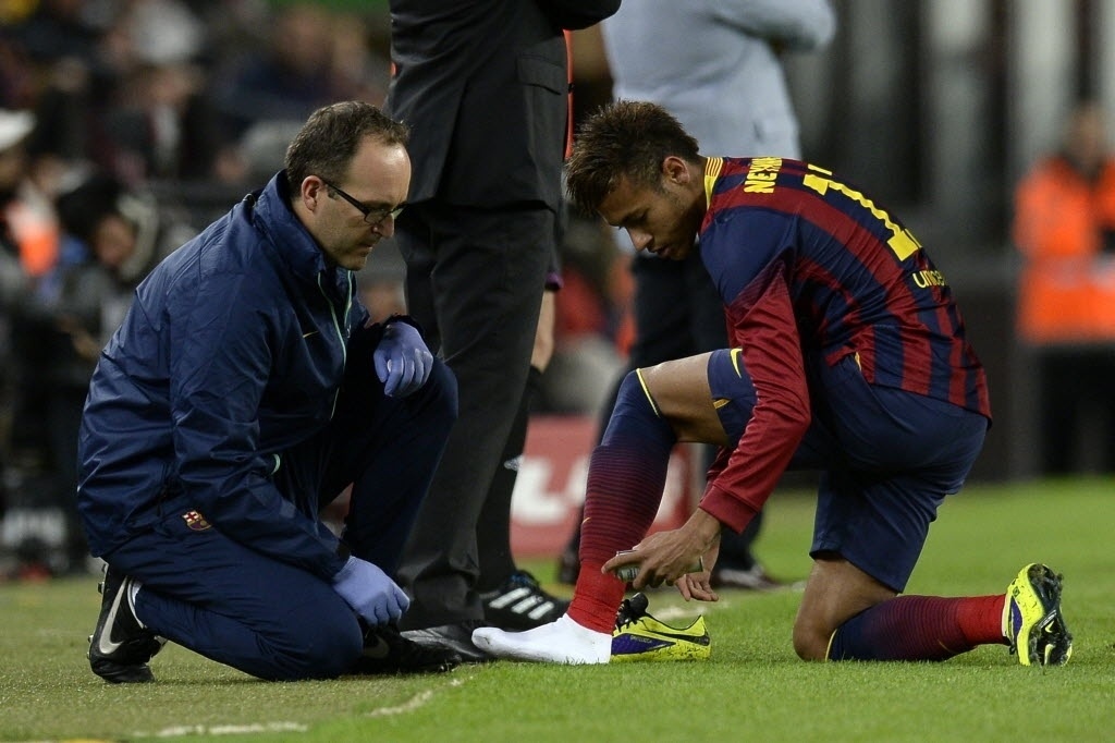 01.11.13 - Neymar é atendido pelo médico na partida entre Barcelona e Espanyol pelo Campeonato Espanhol - LLUIS GENE/AFP PHOTO