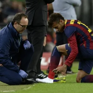 01.11.13 - Neymar é atendido pelo médico na partida entre Barcelona e Espanyol pelo Campeonato Espanhol - LLUIS GENE/AFP PHOTO