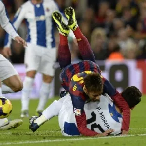 01.11.13 - Neymar é derrubado pela marcação do Espanyol no jogo do Barcelona pelo Campeonato Espanhol - LLUIS GENE/AFP PHOTO