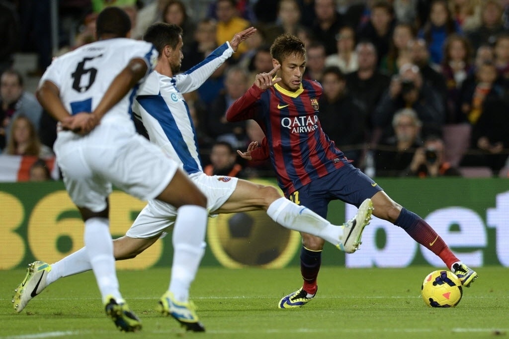 01.11.13 - Neymar tenta driblar adversário no clássico entre Barcelona e Espanyol - LLUIS GENE/AFP PHOTO
