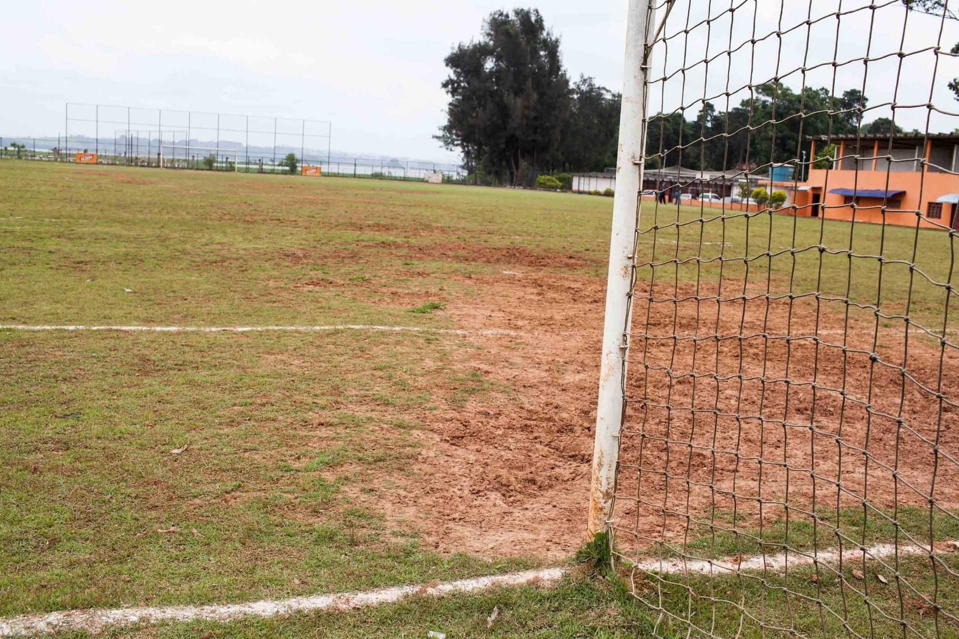 01nov2013 - Campo do Barcelona de Capela, clube que Diego Costa defendeu em São Paulo - Alessandro Shinoda/UOL