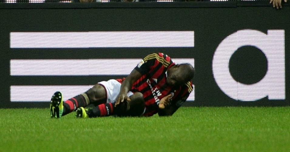 02.nov.2013 - Mario Balotelli, do Milan, fica caído no gramado após sofrer falta na partida contra a Fiorentina