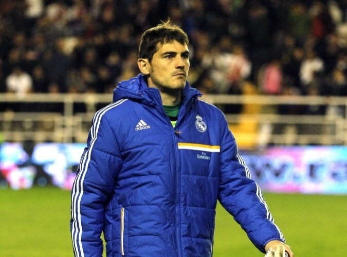 02.nov.2013 - Reserva no Real Madrid, Iker Casillas, de casaco, caminha para o banco na partida contra o Rayo