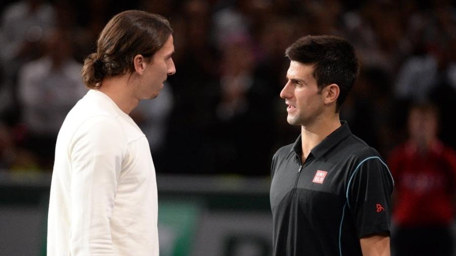 Djokovic  e Ibra são amigos; na foto, eles conversam após uma vitória sobre Federer no Master 1000 de Paris, em 2013 - Christophe Saidi / AFP