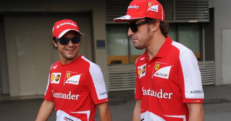 Felipe Massa conversa com Fernando Alonso nos boxes para o GP de Cingapura