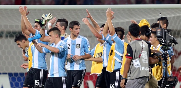 Jogadores da Argentina comemoram classificação para a semifinal do Mundial Sub-17 - AFP