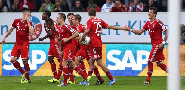 Jogadores do Bayern de Munique comemoram gol contra o Hoffenheim - DANIEL ROLAND/AFP