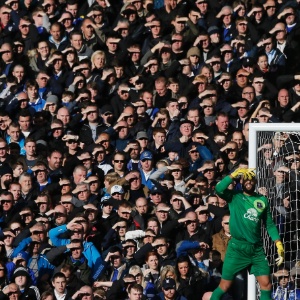 03.nov.2013 - O goleiro do Everton, Tim Howard, observa a partida com sua torcida ao fundo - Phil Noble/Reuters