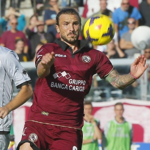 03.nov.2013 - Sérgio Paulinho, do Livorno, controla a bola seguido de perto por Canini, do Atalanta - STEFANO D'ERRICO/EFE