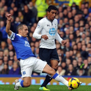 03.nov.2013- Paulinho disputa a bola com  Leo Osman, do Everton, em partida válida pelo campeonato inglês - PAUL ELLIS/AFP