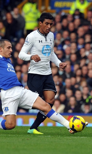 03.nov.2013- Paulinho disputa a bola com Leo Osman, do Everton, em partida válida pelo campeonato inglês