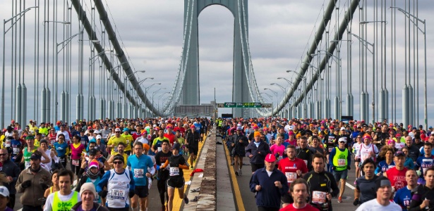 Pessoas disputam Maratona de Nova York na ponte Narrows - LUCAS JACKSON / REUTERS