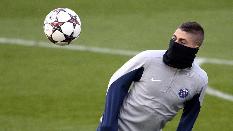 04.nov.2013 - Marco Verratti tenta se proteger do frio durante treino do Paris Saint-Germain - FRANCK FIFE/AFP