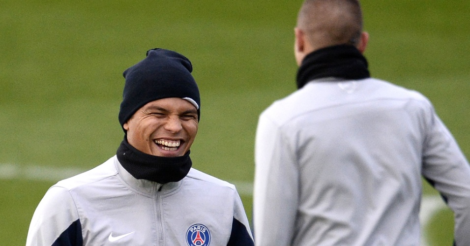 04.nov.2013 - Thiago Silva dá risada durante treino do Paris Saint-Germain