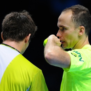 05.11.2013 - Alexander Peya e Bruno Soares conversam durante confronto contra a dupla Paes/Stepanek - AFP PHOTO / BEN STANSALL
