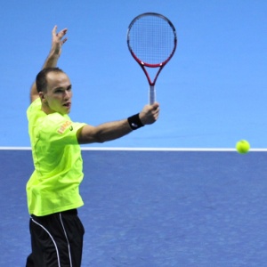 05.11.2013 - Bruno Soares prepara devolução, observado pelo parceiro Alexander Peya, no confronto contra a dupla Paes/Stepanek - AFP PHOTO / GLYN KIRK