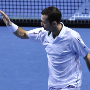 05.11.2013 - Leander Paes (esq.) e Radek Stepanek comemoram ponto na partida de duplas contra Alexander Peya e Bruno Soares - AFP PHOTO / GLYN KIRK