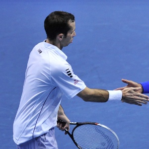 05.11.2013 -  Radek Stepanek (esq.) e Leander Paes se cumprimentam após marcar ponto na partida de duplas contra Alexander Peya e Bruno Soares - AFP PHOTO / GLYN KIRK